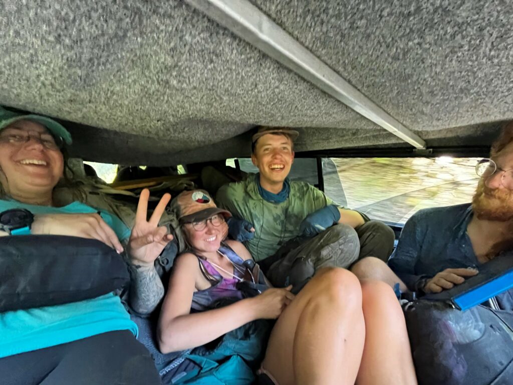 Fünf von uns passen in den Laderaum eines Trucks
