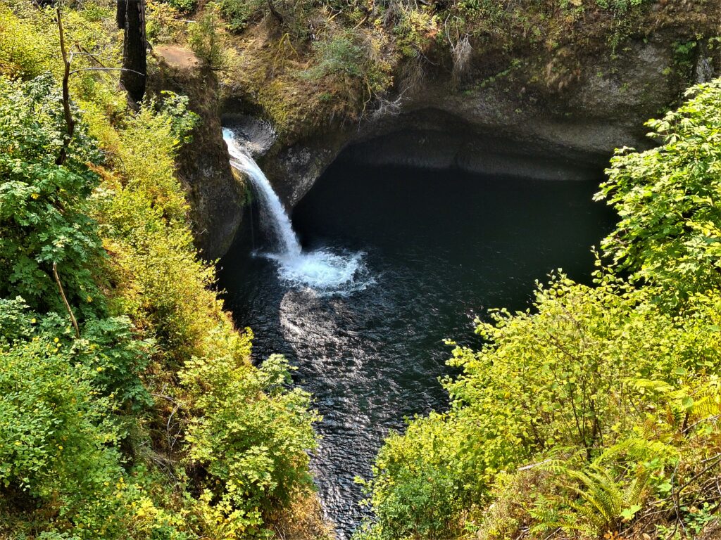 Zahlreiche Wasserfälle ergießen sich auf der Eagle Creek Alternative
