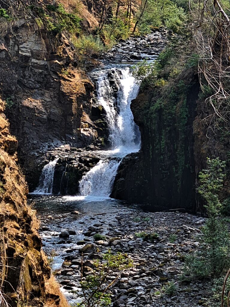 Zahlreiche Wasserfälle ergießen sich auf der Eagle Creek Alternative