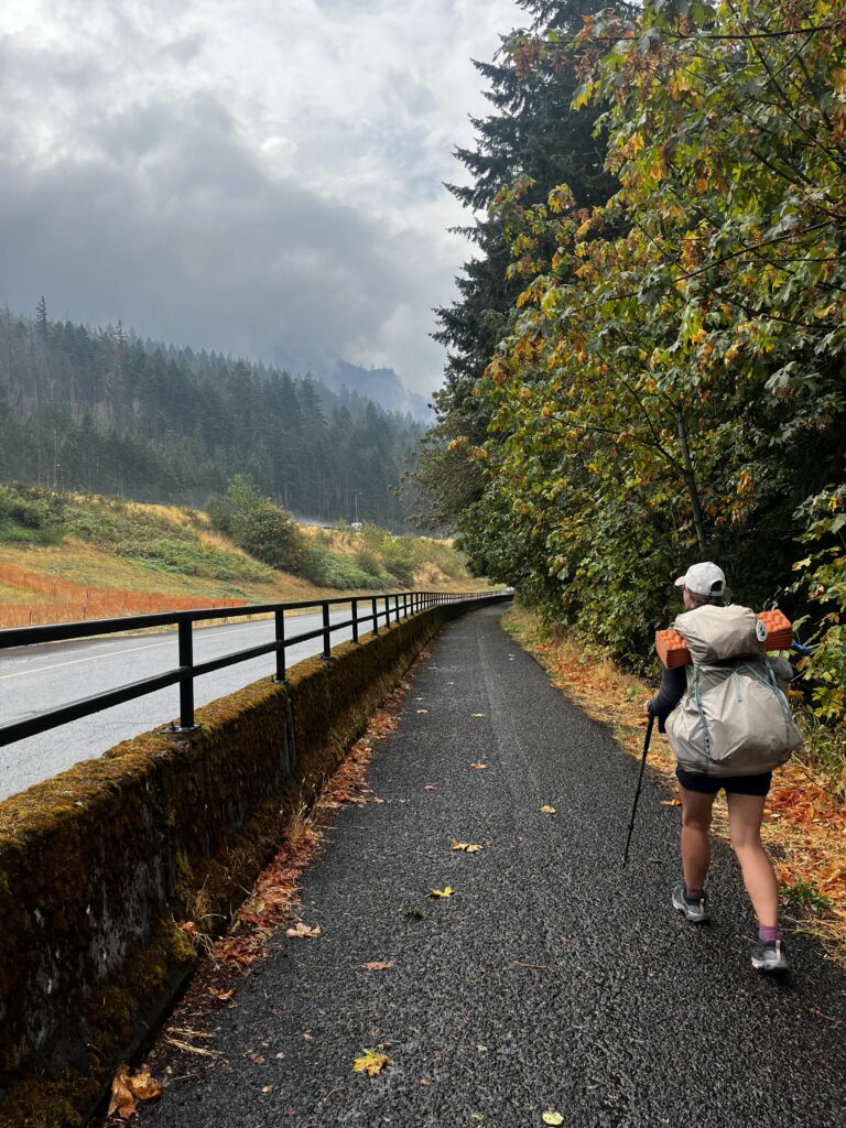 Regnerischer Start in Cascade Locks