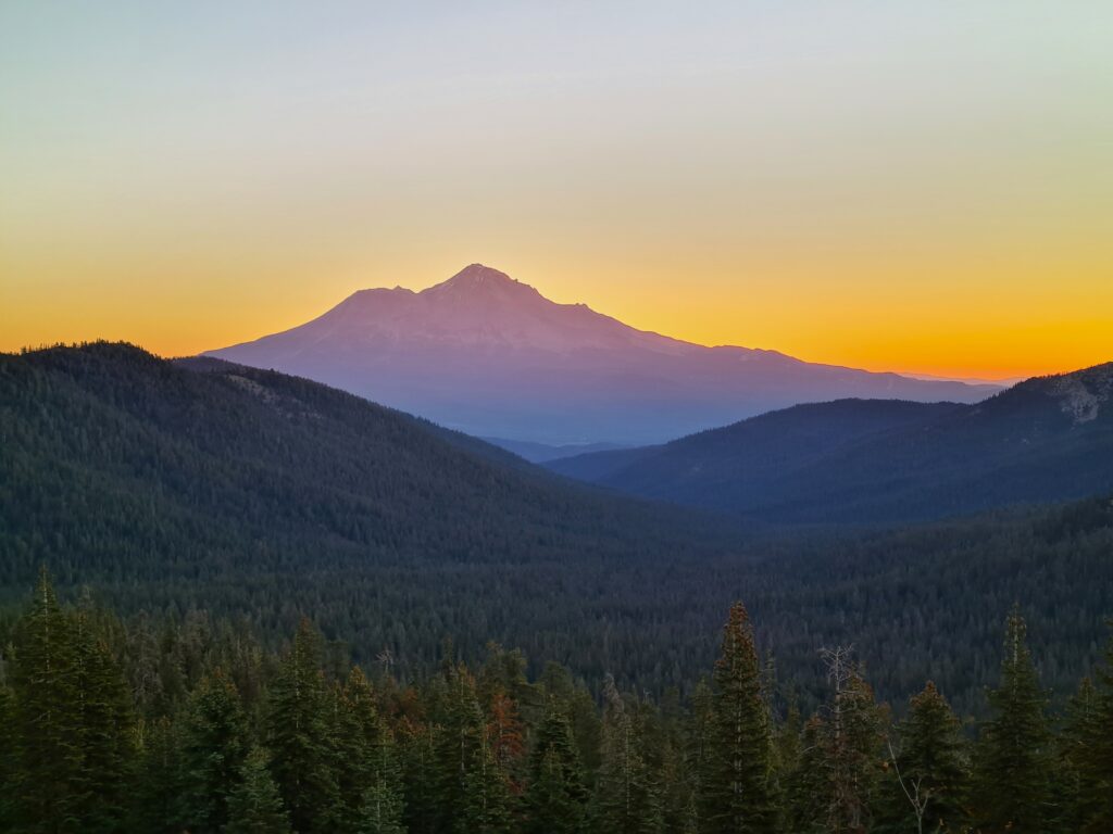 Mount Shasta im Sonnenaufgang an PCT Tag 136