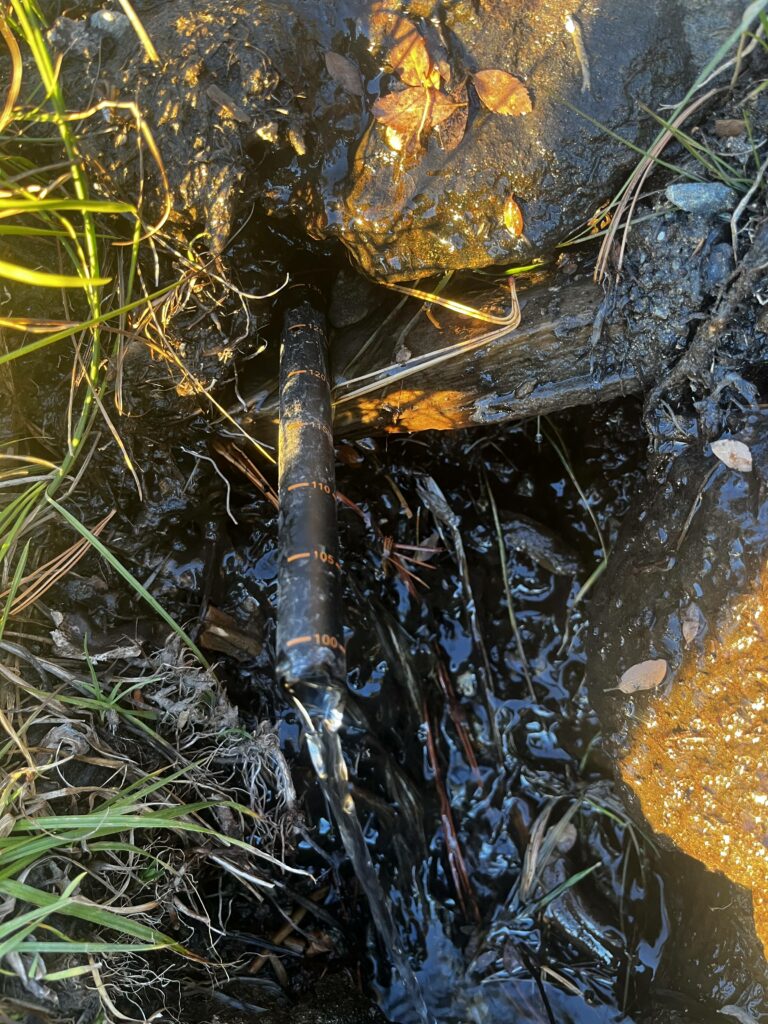 Thru-Hiker Engineering an einer Wasserquelle