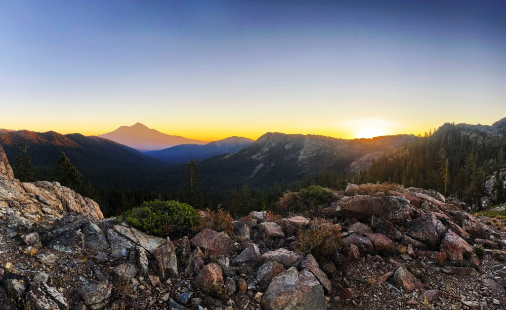 Mount Shasta im Sonnenaufgang an PCT Tag 136