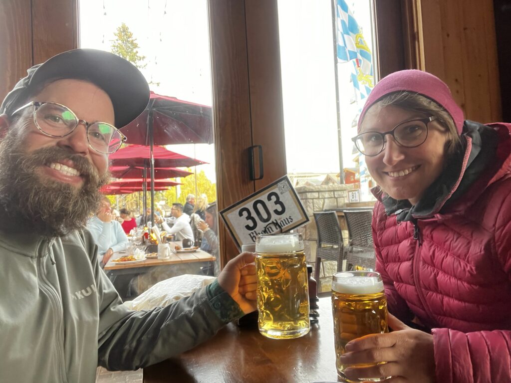Gesammelte Pilze erkaufen uns ein Mittagessen inklusive Bier