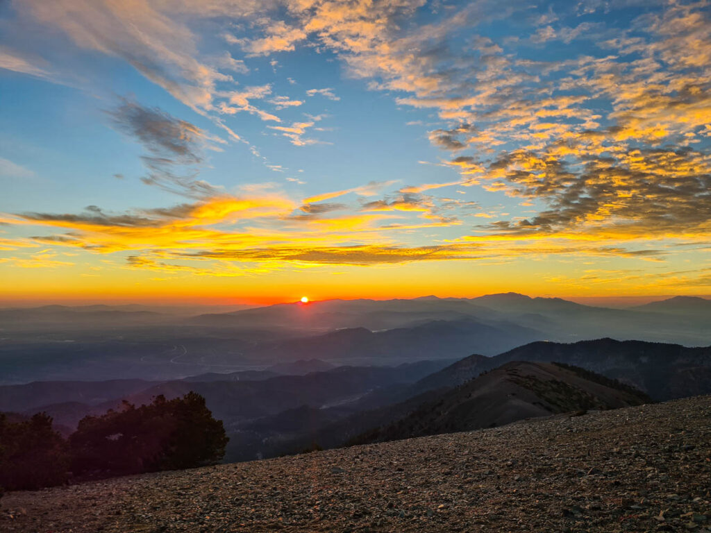 Sonnenaufgang am Gipfel von Mount Baldy