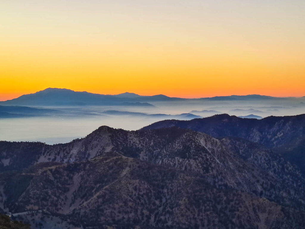 Sonnenaufgang am Gipfel von Mount Baldy