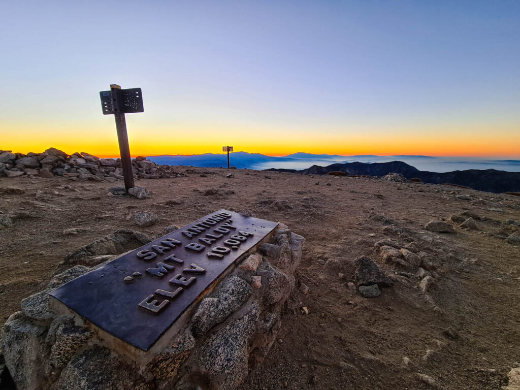 Sonnenaufgang am Gipfel von Mount Baldy