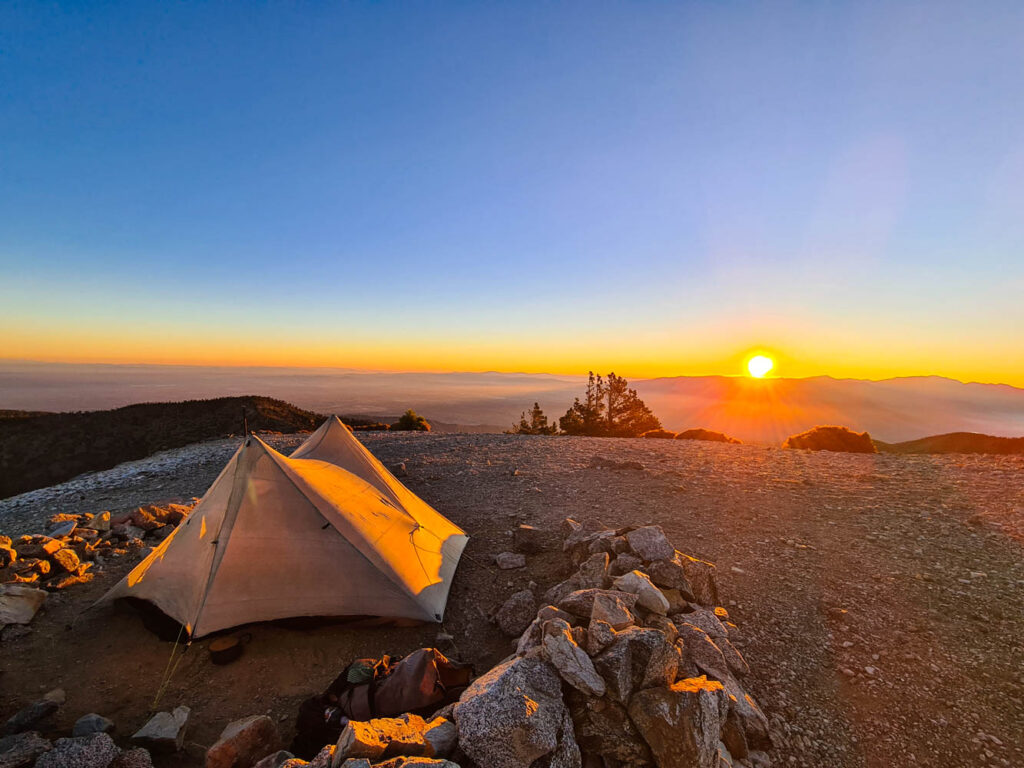 Sonnenaufgang am Gipfel von Mount Baldy