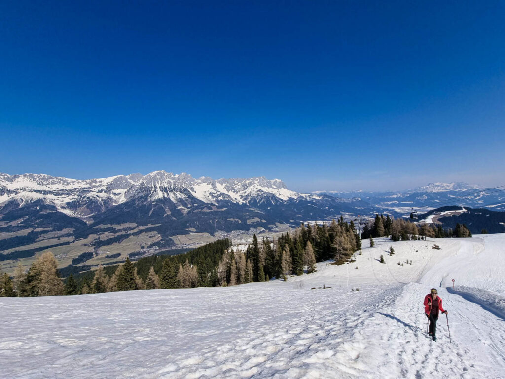 Aufstieg an der Seite der Piste