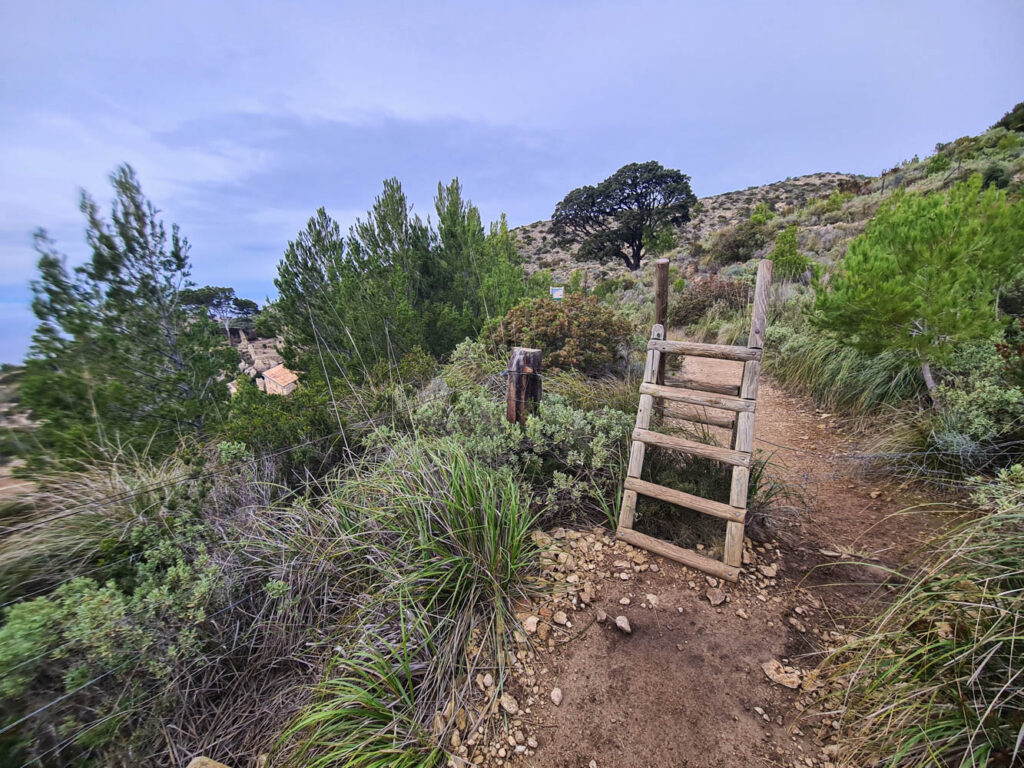 Holztreppen helfen hin und wieder bei der Übersteigung von Zäunen