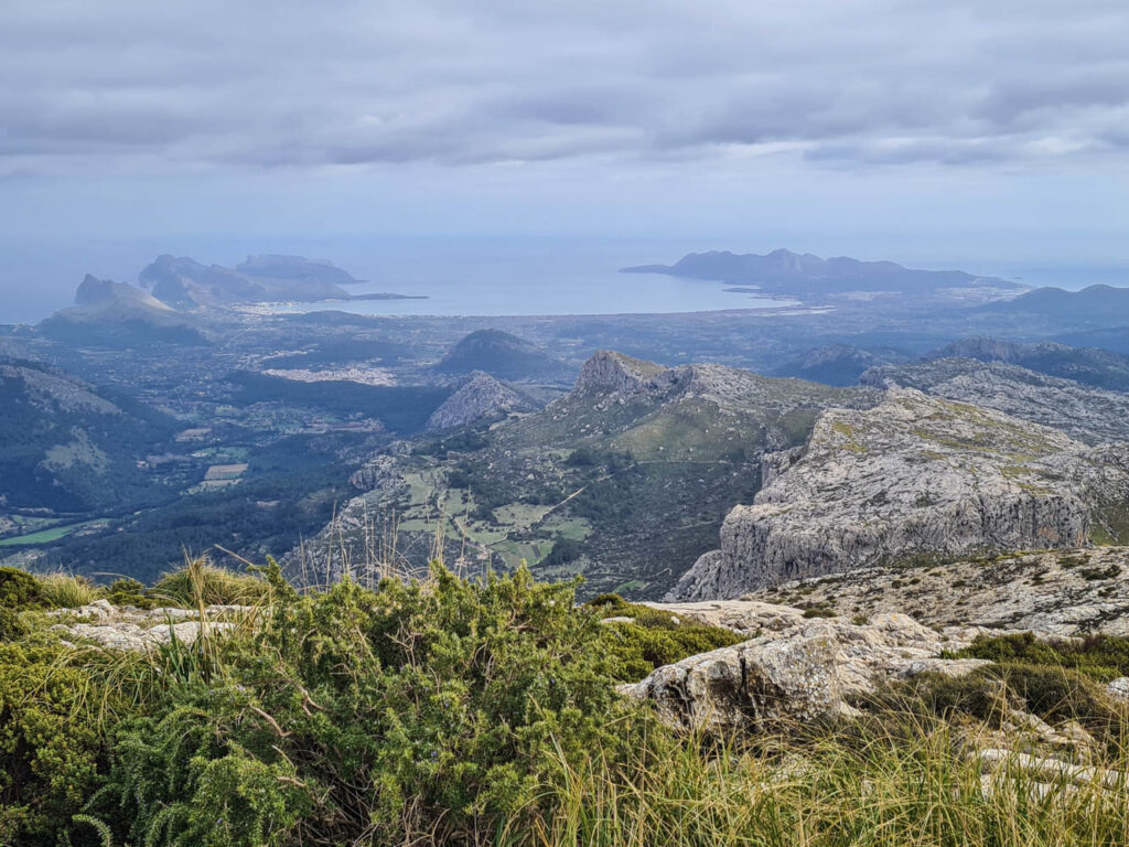 Blick bis ans Ende des GR 221 in Port de Pollença