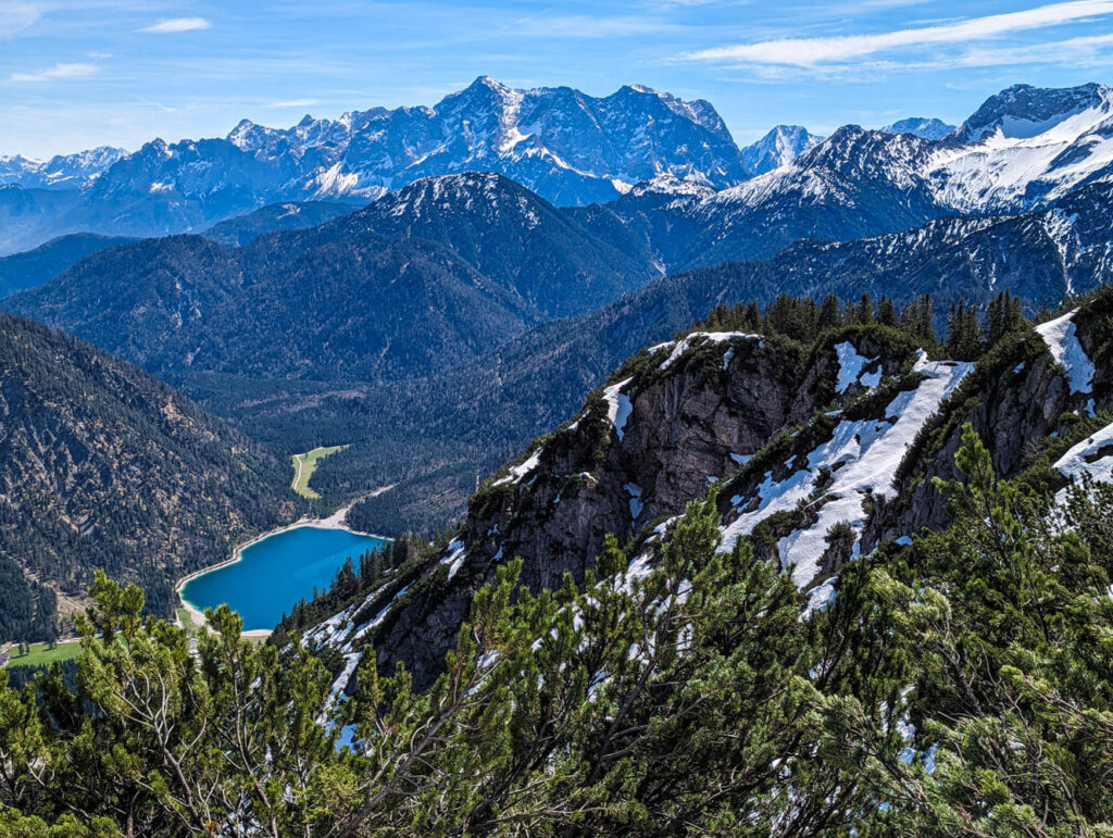 Blick von den Soldatenköpfe zum Plansee und zur Zugspitze