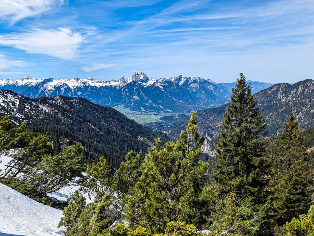 Blick von den Soldatenköpfen ins Allgäu