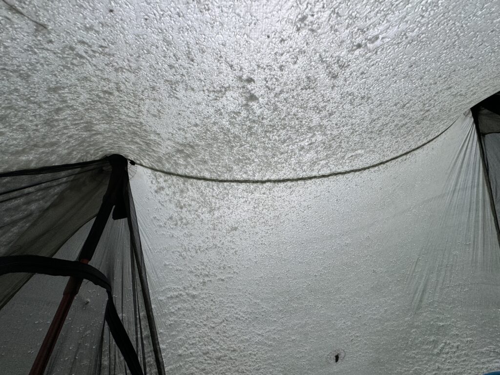 Schnee auf unserem Zelt