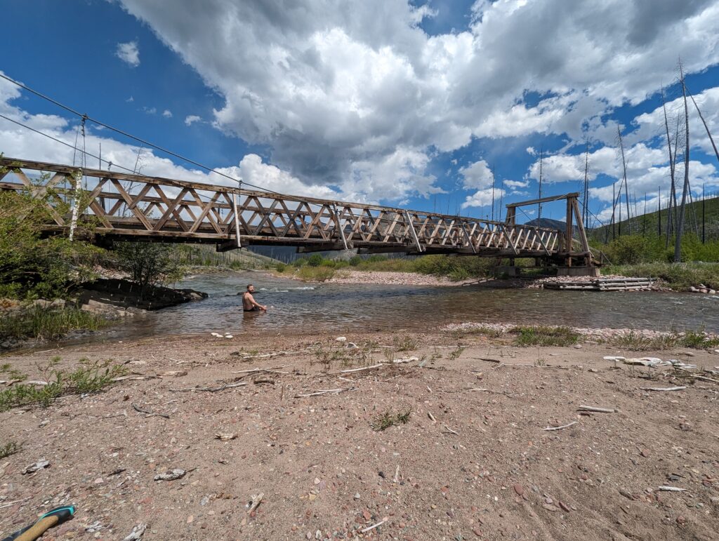 Mittagspause an einer Brücke