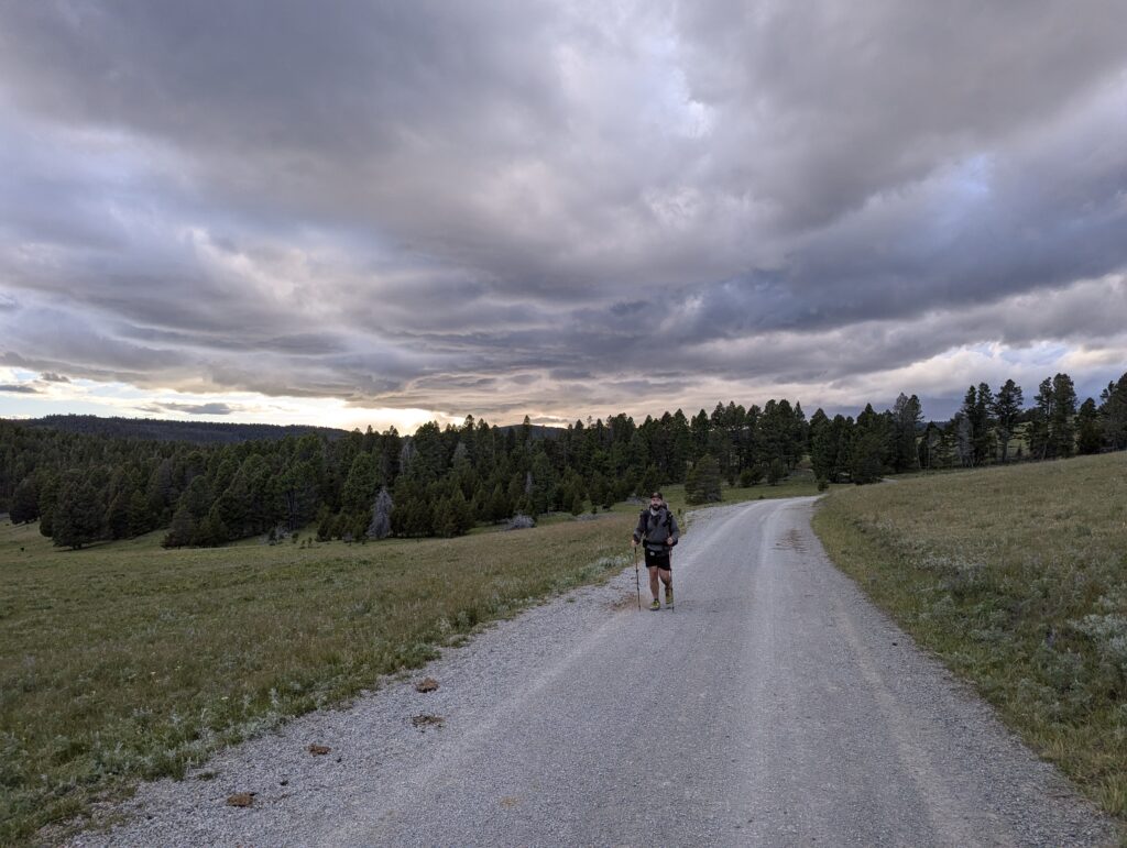 Ein langer Roadwalk am Abend