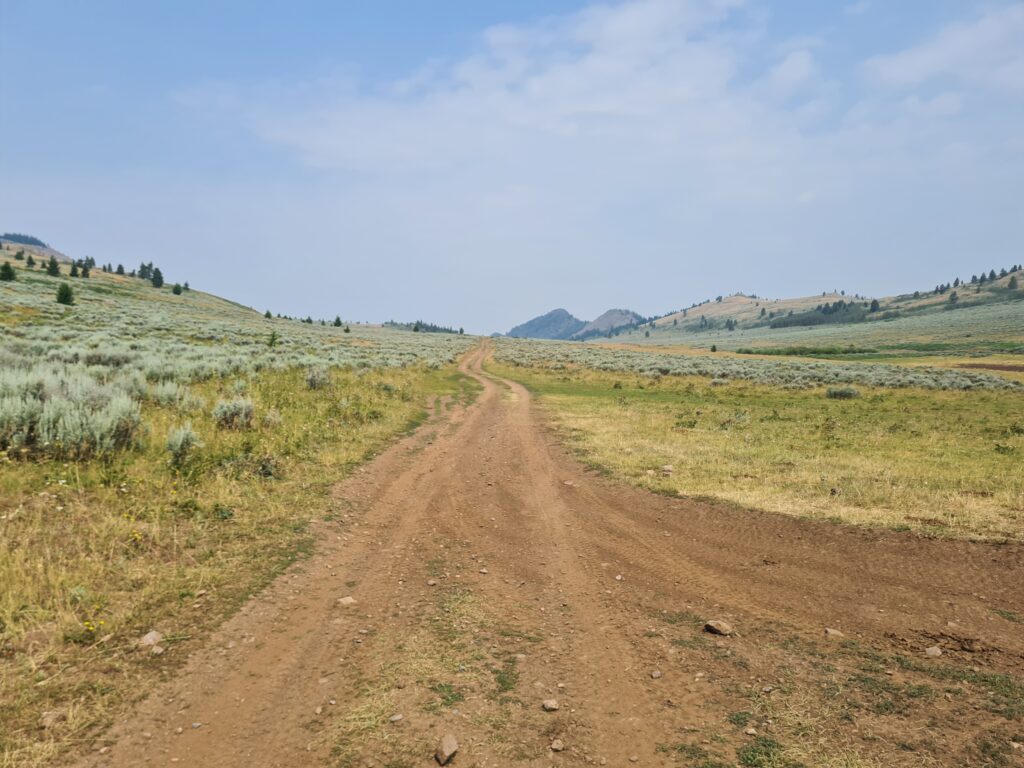 Langweilige 16-km-Dirt Road voller Heuschrecken und ATVs, die vorbeirasen
