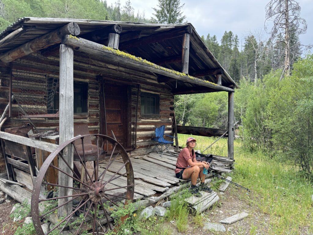 Pause an einer zerfallenen Hütte