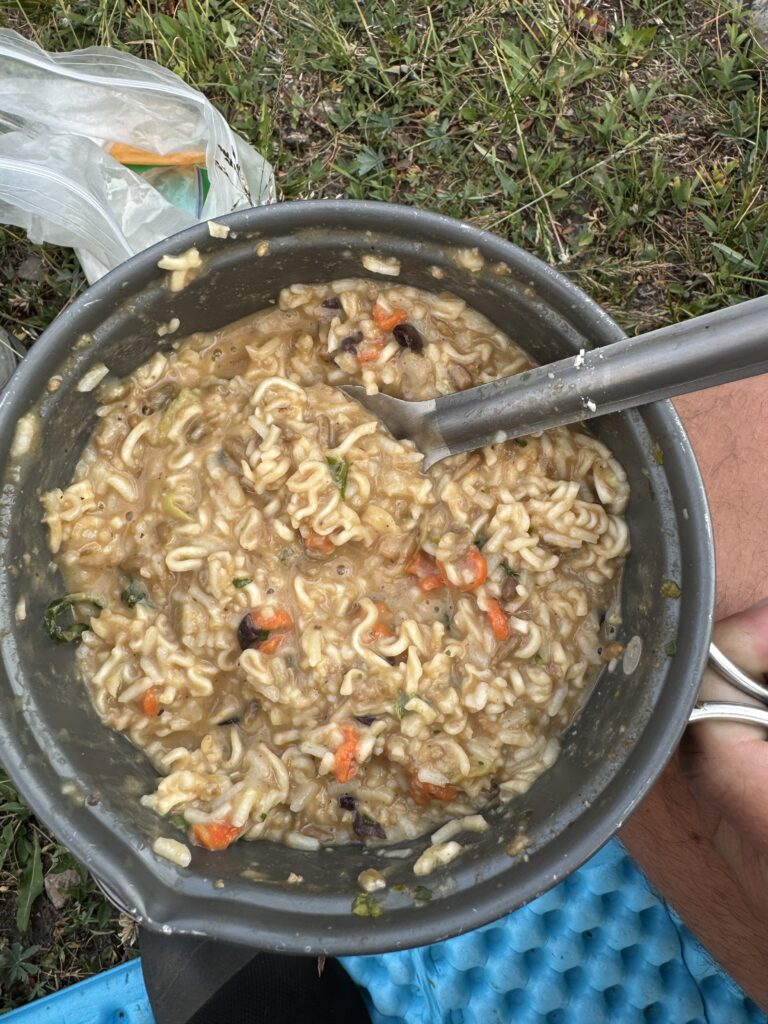 Trail-Bibimbap mit Käse