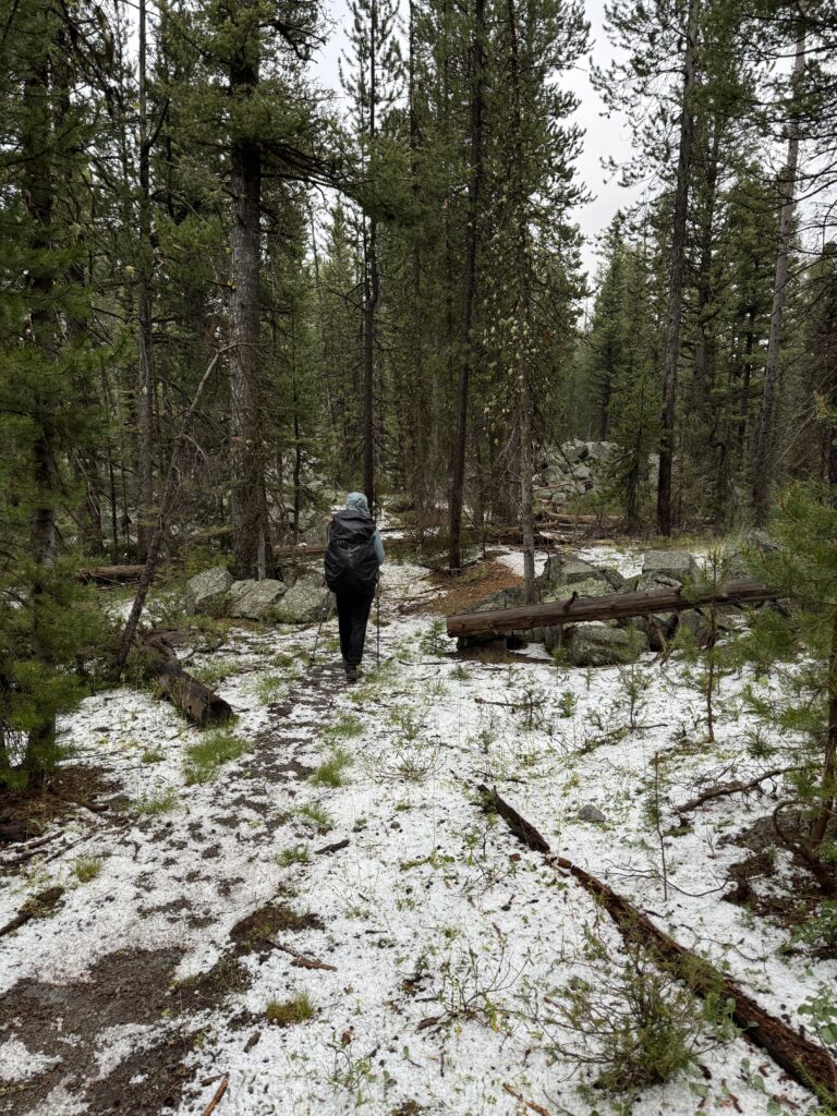 Der Trail ist mit Hagel bedeckt