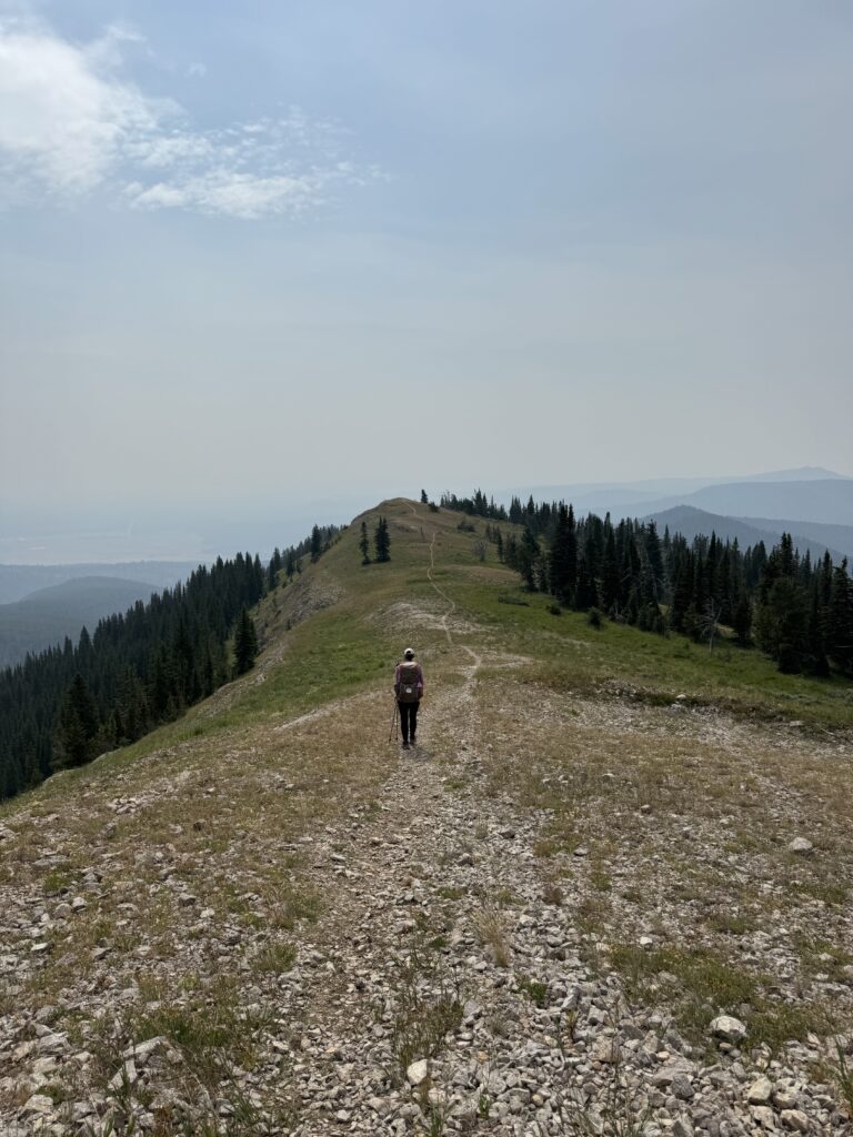 Gratwanderung mit einem dunstigen Hebgen Lake in der Ferne