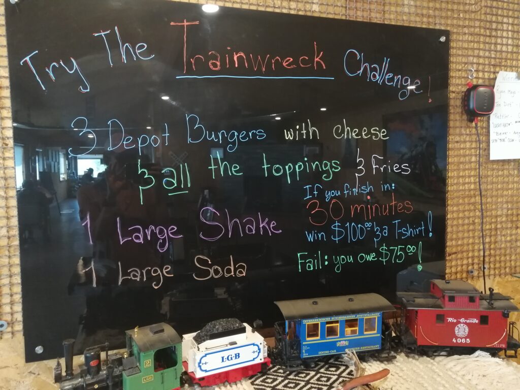 Die Trainwreck Challenge in einem lokalen Restaurant in Leadore: Wer drei große Burger mit Pommes, einen großen Shake und einen großen Softdrink innerhalb von 30 Minuten verputzen kann, gewinnt $100 und ein T-Shirt. Wer verliert, muss $75 zahlen. Die Gewinner dieser Challenge sind alle Thru-Hiker. Guten Appetit!