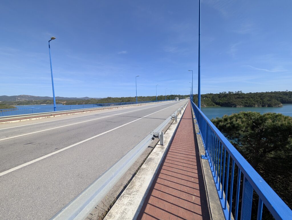 Ich überquere den großen Fluss auf der Brücke