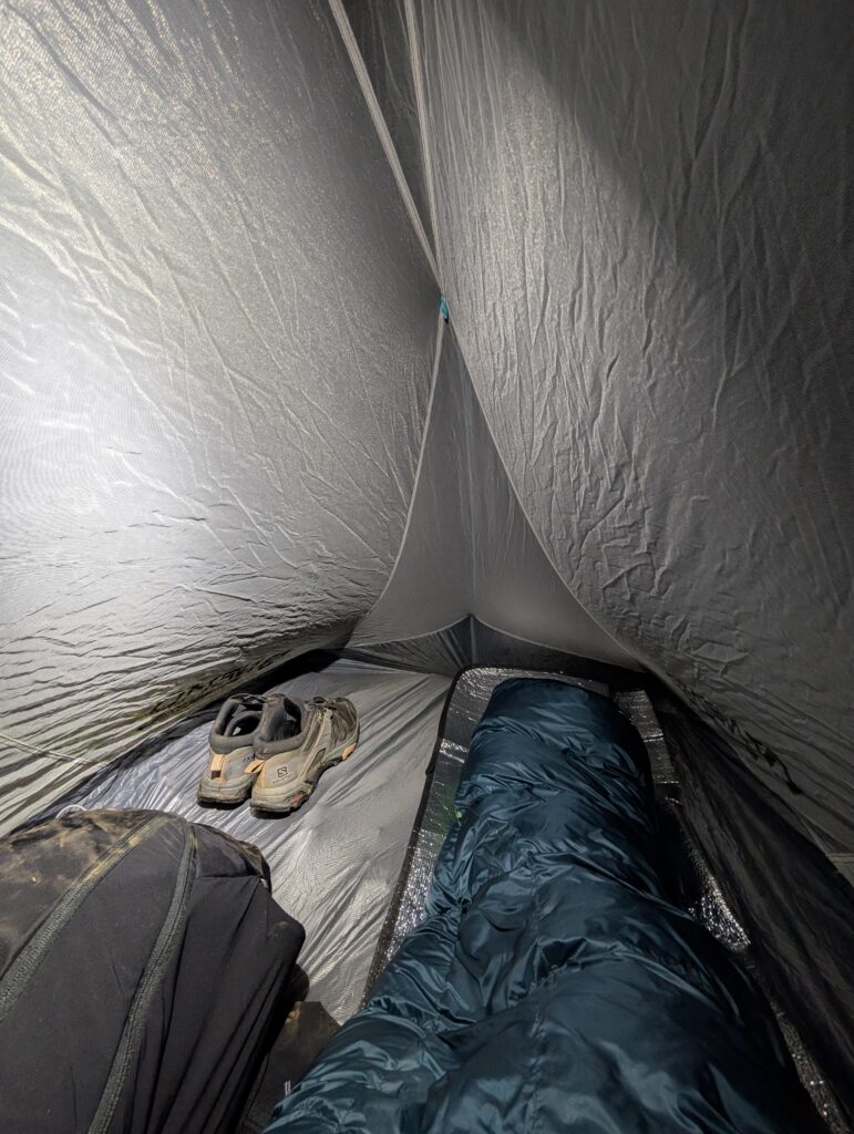 Mitten in der Nacht muss ich aufgrund von Mückenattacken ins Zelt umziehen