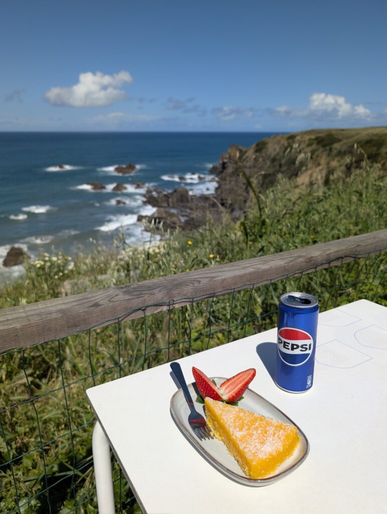 Kuchen und Pepsi mit Meerblick