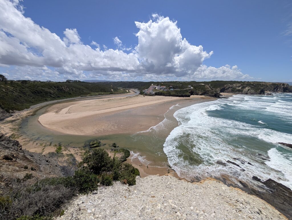 Praia de Odeceixe mit zu überquerenden Fluss
