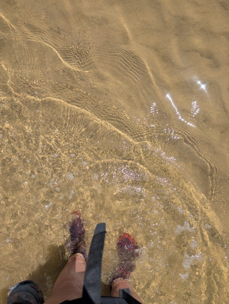 Flussüberquerung mit Socken