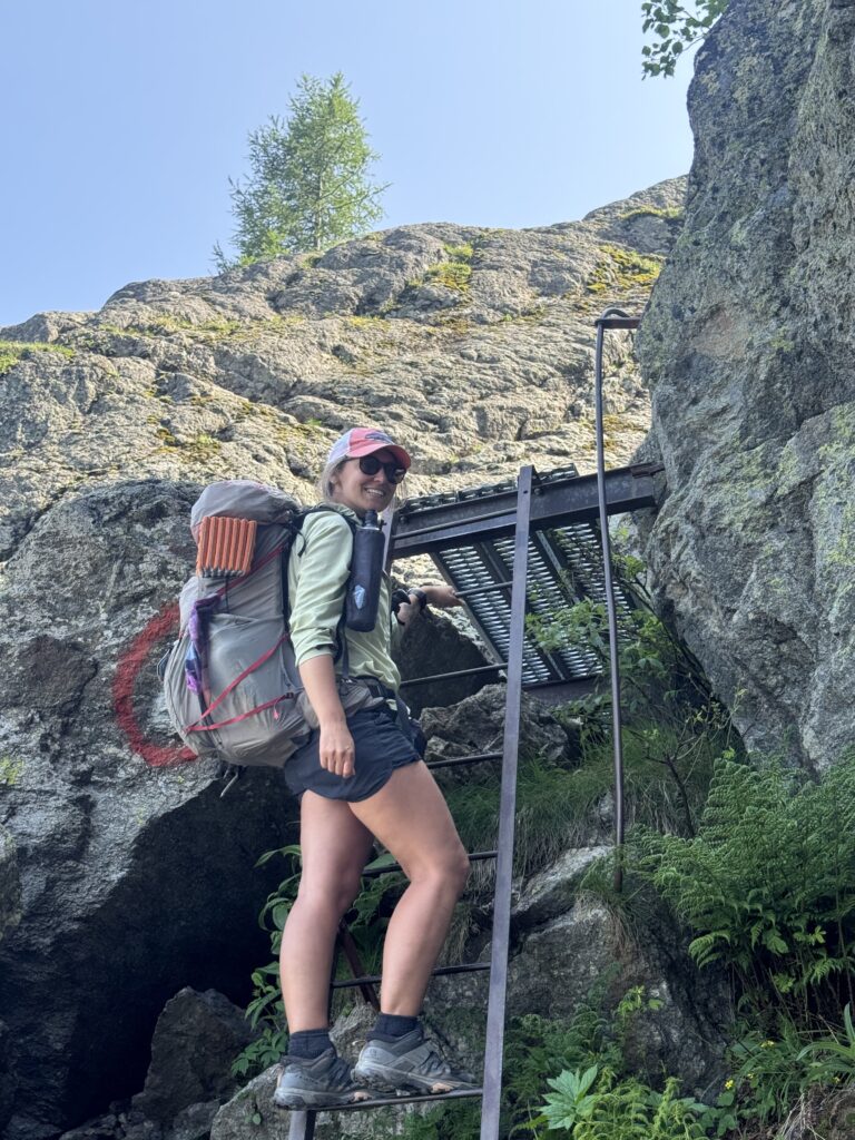 Leitern erleichtern den Aufstieg über Felsstufen