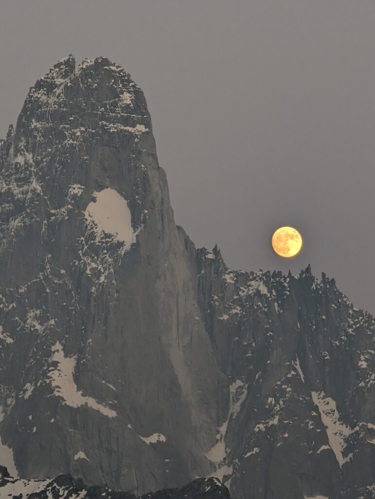 Der Mond geht hinter Aiguille Verte (4.121 m) und Grand Dru (3.754 m) auf