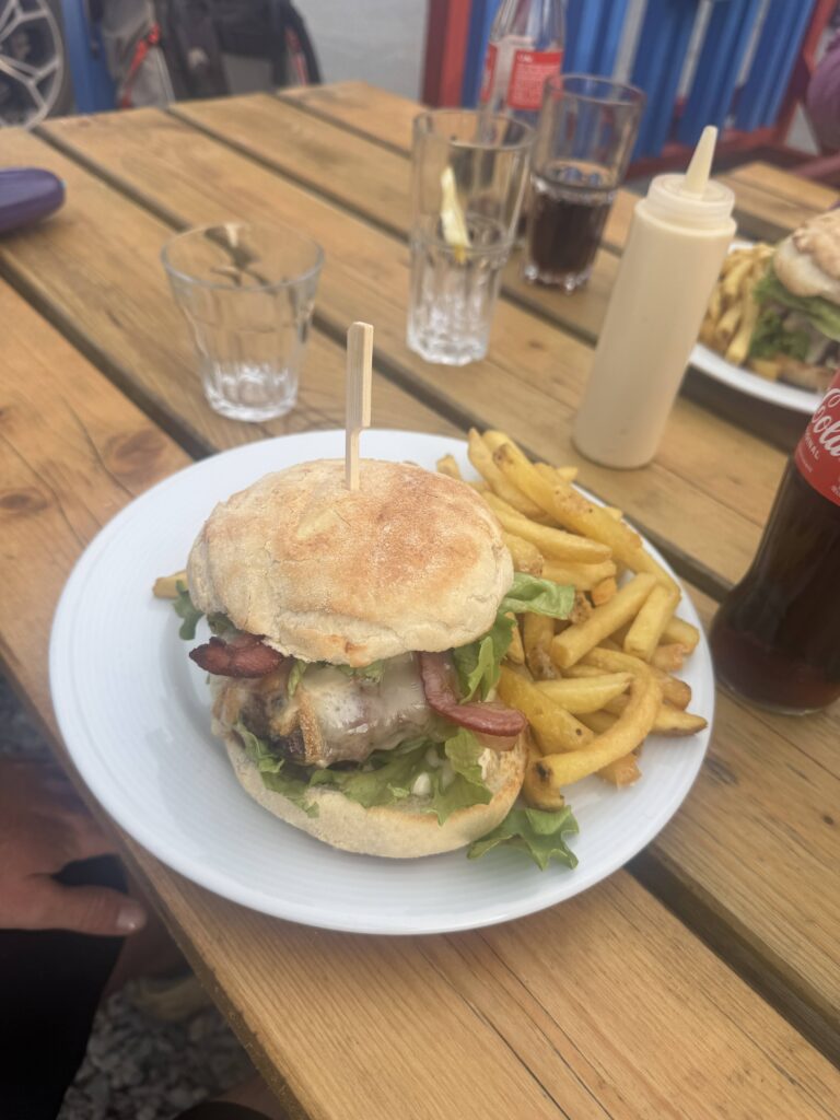 Burger im Kitsch Inn