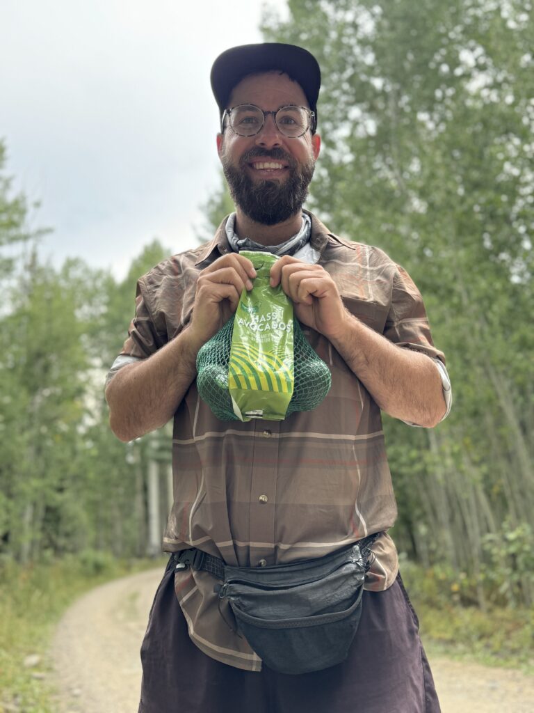 Ryan präsentiert stolz sein Netz Avocados