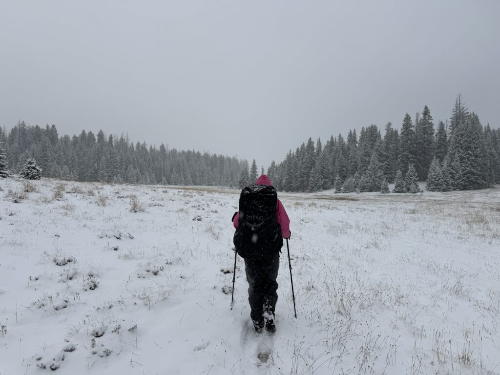 Wir stapfen durch frischen Schnee nach Cuba