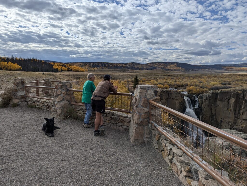 Silvia mit Hund Maggie und Ryan am Wasserfall