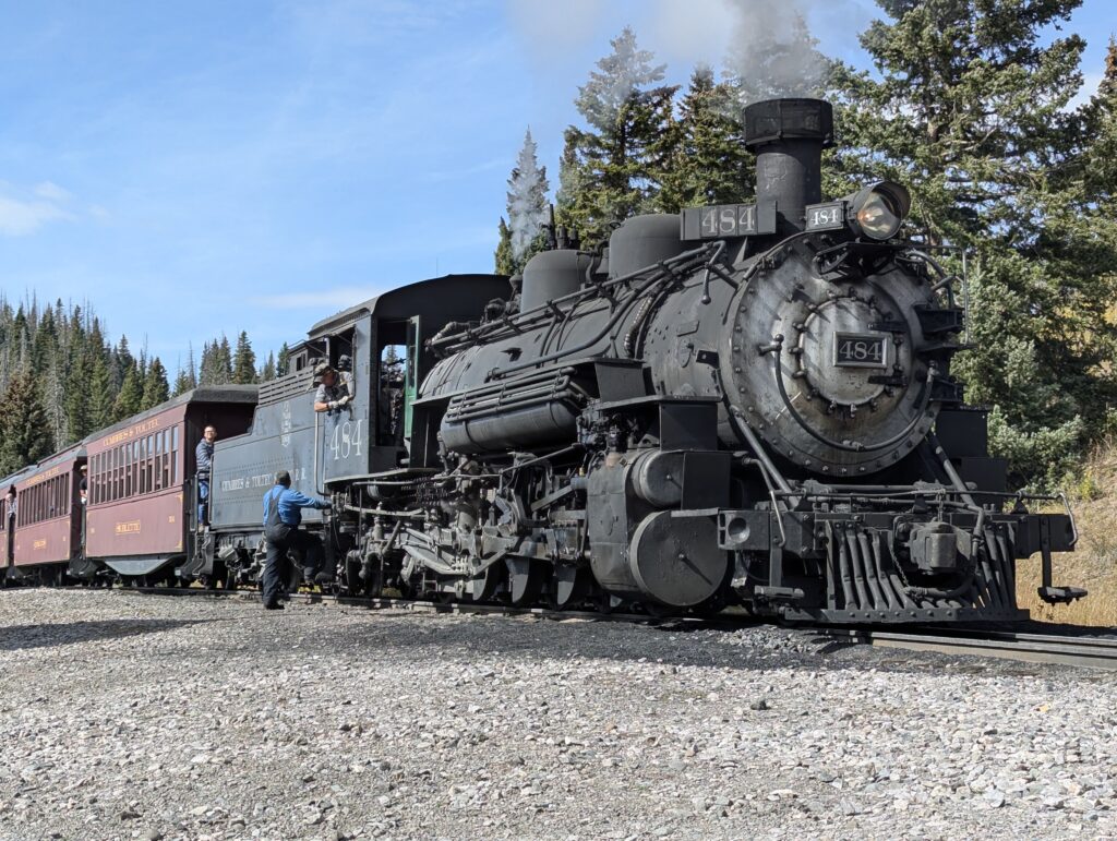 Die Lokomotive setzt uns am Cumbres Pass ab