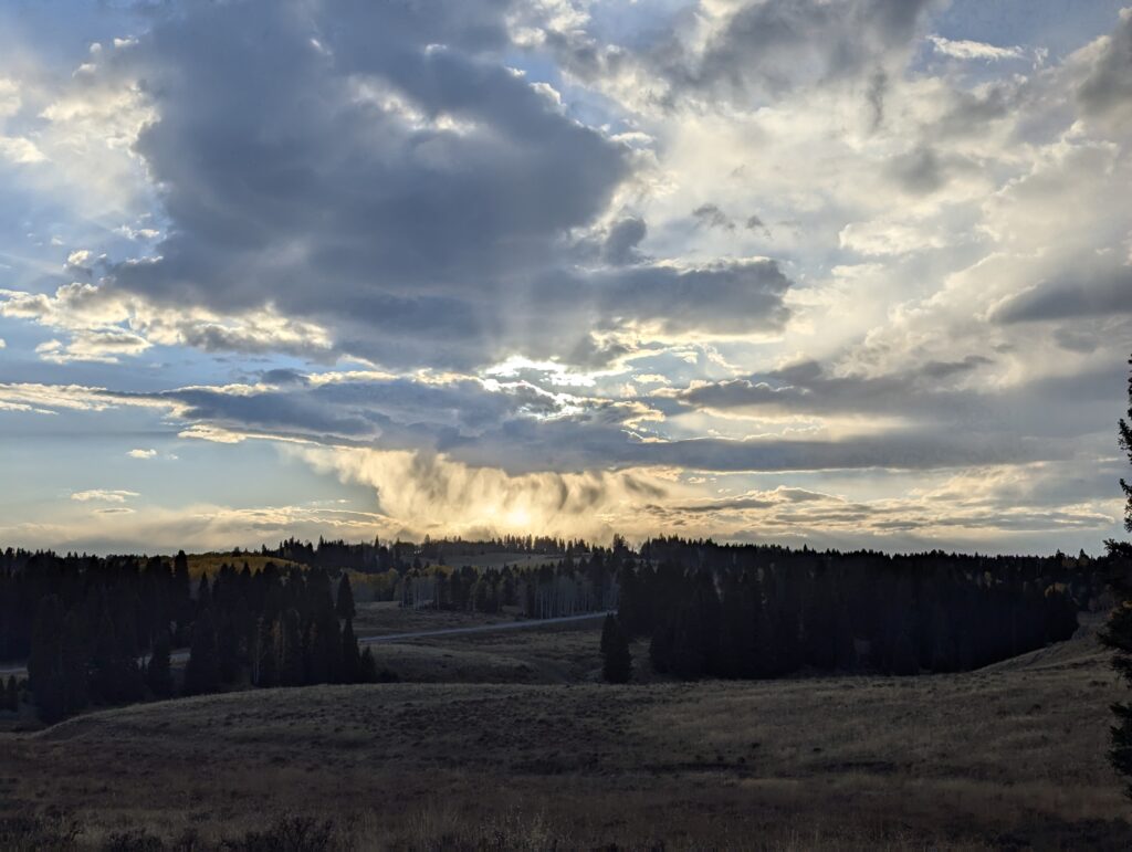 Wolken verdecken den Kometen am Horizont, hübsch ist es aber trotzdem