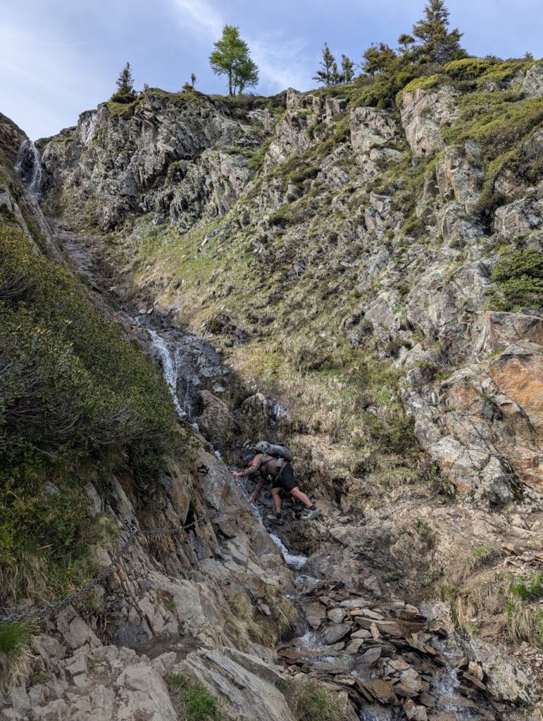 Wasserauffüllen beim langen Abstieg nach Les Houches
