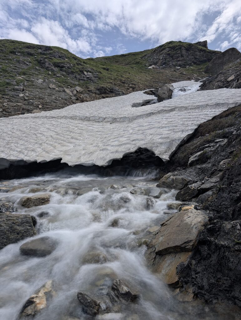 Sketchy Schneebrücke: Besser nicht betreten