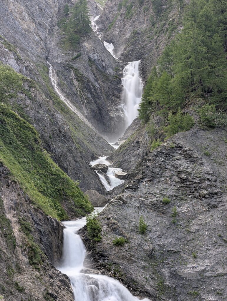 Wasserfall auf dem Aufstieg zum Col Grand Ferret