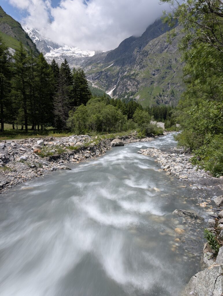 Der Weg führt uns am Fluss entlang