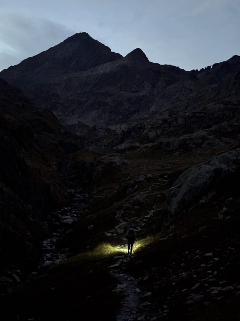 Frühmorgendlicher Aufstieg zum Col de la Fache im Dunkeln