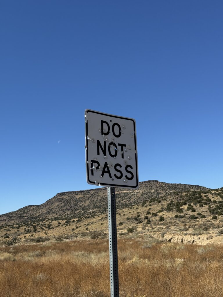 New Mexicans lieben es scheinbar auf Schilder zu schießen
