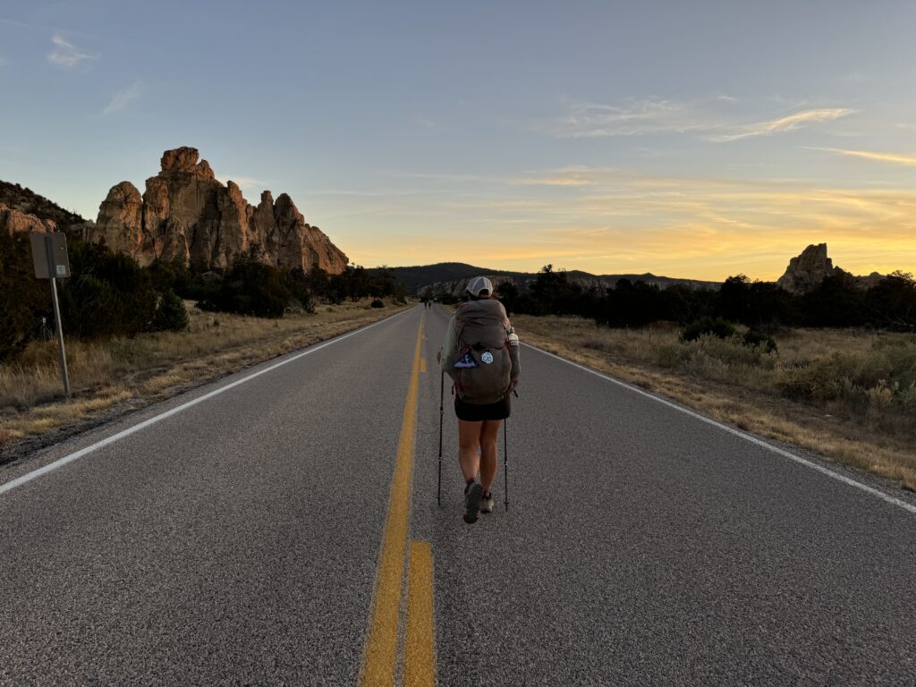 Nach 11 km durch das Lavafeld erreichen wir den Highway