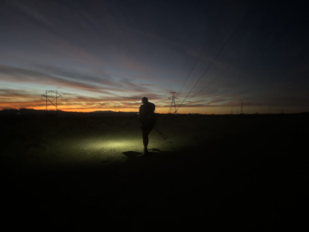 Wir wandern in die Dunkelheit