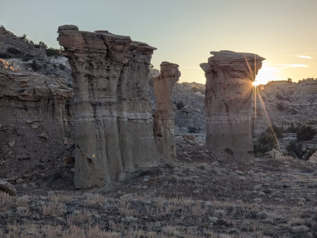 Sonnenuntergang hinter Hoodoos