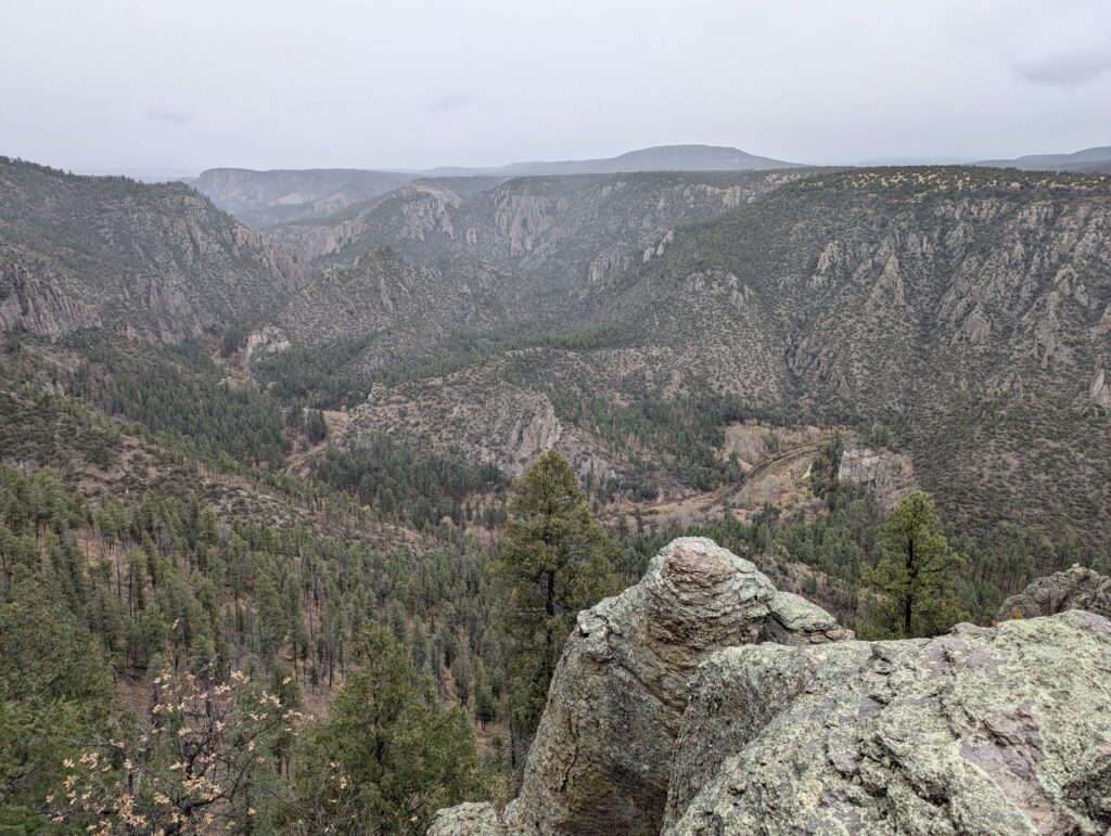 Blick in den Canyon und auf den Gila River