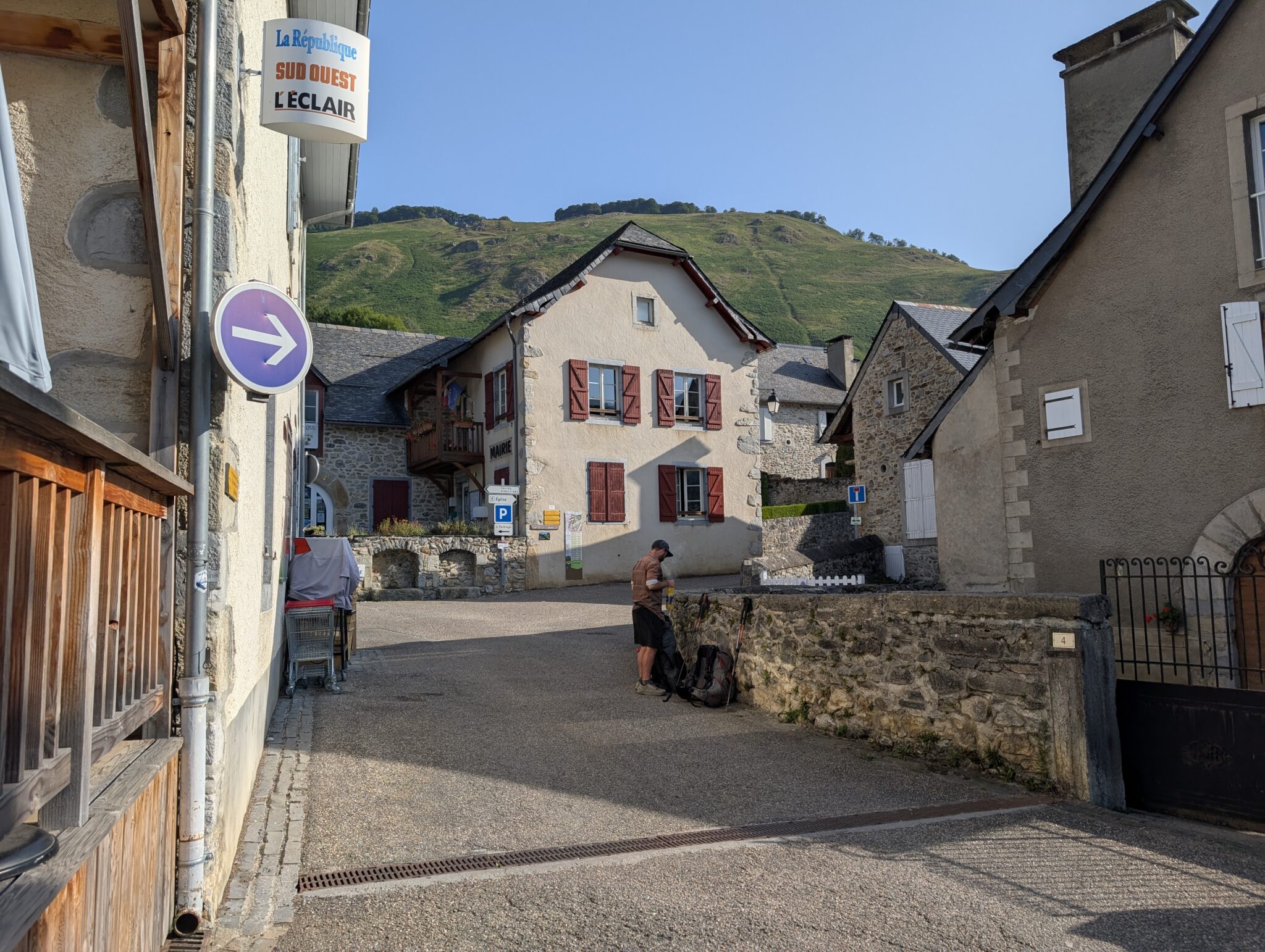 Lescun ist eine typische Resupply-Stadt auf dem HRP